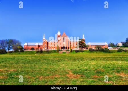 Facciata in mattoni rossi e edificio principale del college locale delle scuole superiori nella cittadina rurale dell'Australia - Bathurst. Foto Stock