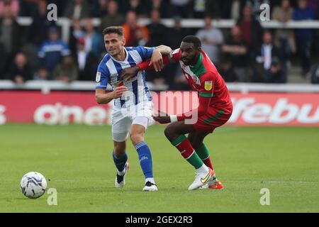 HARTLEPOOL, REGNO UNITO. 21 AGOSTO Hartlepool United's Gavan Holohan in azione con Hayden White di Walsall durante la partita della Sky Bet League 2 tra Hartlepool United e Walsall a Victoria Park, Hartlepool sabato 21 agosto 2021. (Credit: Mark Fletcher | MI News) Credit: MI News & Sport /Alamy Live News Foto Stock