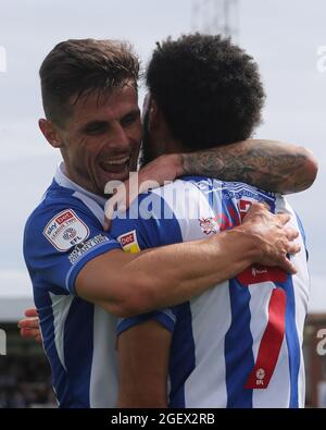 HARTLEPOOL, REGNO UNITO. 21 AGOSTO Gavan Holohan di Hartlepool United celebra dopo che Tyler Burey ha segnato il loro primo gol durante la partita della Sky Bet League 2 tra Hartlepool United e Walsall a Victoria Park, Hartlepool sabato 21 agosto 2021. (Credit: Mark Fletcher | MI News) Credit: MI News & Sport /Alamy Live News Foto Stock