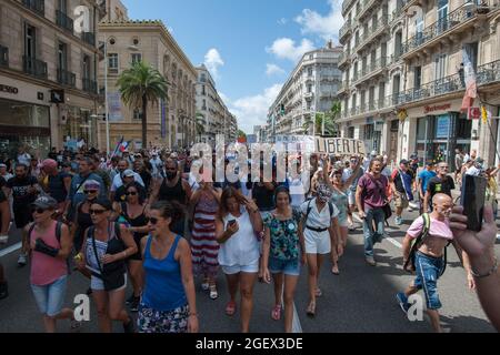 Toulon, Francia. 21 Agosto 2021. Manifestanti diretti al municipio di Tolone, durante la protesta.Sabato 21 agosto 2021 è il sesto giorno di mobilitazione contro la politica vaccinale e l'applicazione del pass sanitario. A Tolone (Var), secondo le autorità, vi erano 6000 manifestanti. I principali slogan criticano le decisioni del governo come dittatoriali. Alcuni cartelli includevano segni e slogan che confrontavano la situazione attuale con il regime nazista e la seconda guerra mondiale. (Foto di Laurent Coust/SOPA Images/Sipa USA) Credit: Sipa USA/Alamy Live News Foto Stock