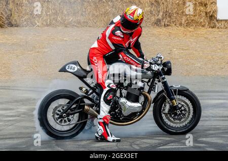 2014 la moto Norton Domiracer corre lungo la pista di salita al Goodwood Festival of Speed Motor Racing evento 2014. Bici in edizione limitata Foto Stock