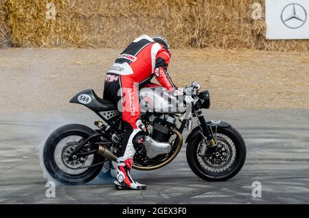 2014 moto Norton Domiracer sulla pista di salita al Goodwood Festival of Speed Motor Racing evento 2014. Bici in edizione limitata. Burnout Foto Stock