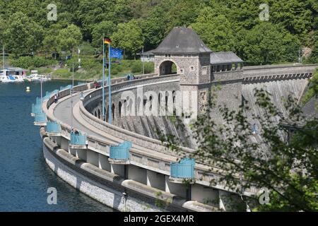 La diga di Eder - una diga tedesca. Il fiume Eder è smorzato fino a formare un serbatoio. Lago Eder serve come una fonte di acqua per il fiume Weser, ... Foto Stock