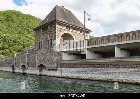 La diga di Eder - una diga tedesca. Il fiume Eder è smorzato fino a formare un serbatoio. Lago Eder serve come una fonte di acqua per il fiume Weser, ... Foto Stock