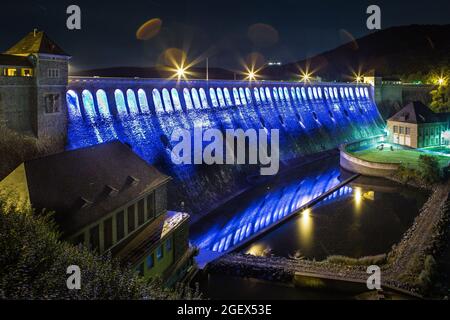 La diga di Eder - una diga tedesca. Il fiume Eder è smorzato fino a formare un serbatoio. Lago Eder serve come una fonte di acqua per il fiume Weser, ... Foto Stock