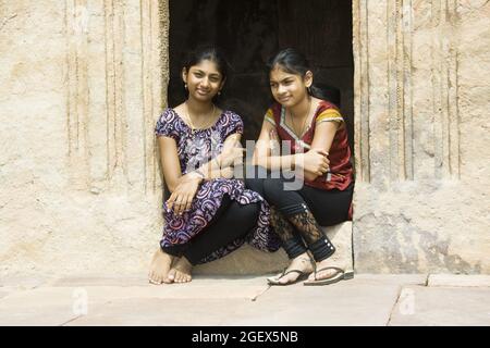 Ragazze indiane seduti a due passi Foto Stock