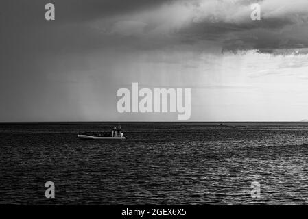 Tadoussac, Canada - Luglio 23 2021: Zodiac Boat per l'avvistamento delle balene nel fiume Saguenay Foto Stock