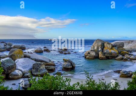 La spiaggia di rocce rocciose è una spiaggia turqoise e riparata e. Una famosa destinazione turistica nella città del capo Sud Africa Foto Stock