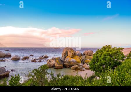 Boulders è una spiaggia turqoise rocciosa e riparata in sud Africa città del capo preso come tramonto Foto Stock