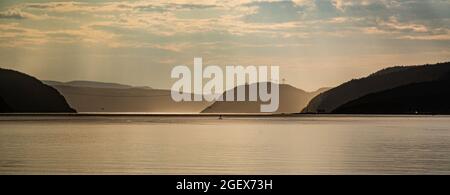 Tadoussac, Canada - Luglio 23 2021: Vista mozzafiato del tramonto nell'estuario del fiume Saguenay vicino Tadoussac Foto Stock