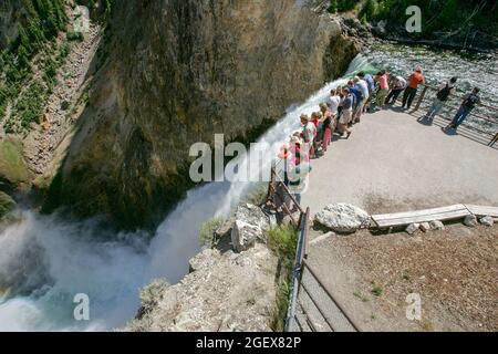 Guardando giù su un gruppo di persone allineate lungo una ringhiera che guarda oltre il bordo all'orlo di una cascata.visitatori a riva delle cascate inferiori; Data: 14 agosto 2005 Foto Stock
