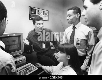 Austin Texas USA, circa 1993: Gli studenti di scienze delle scuole superiori possono controllare i computer presso un'azienda high tech durante un viaggio sul campo. ©Bob Daemmrich Foto Stock