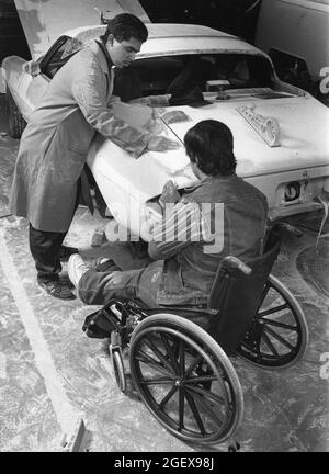 Austin Texas USA, 1990: Gli adolescenti ispanici, uno in sedia a rotelle, facendo il lavoro del corpo dell'automobile nella classe del negozio dell'automobile della High School. SIG. Es-0486 ©Bob Daemmrich Foto Stock