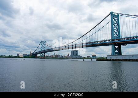 Benjamin Franklin Bridge attraversa il fiume Delaware in una giornata nuvolosa -02 Foto Stock