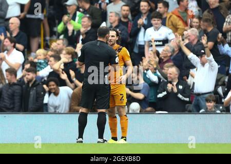 Lewis Coyle #2 di Hull City ha parole con l'arbitro Tim Robinson Foto Stock