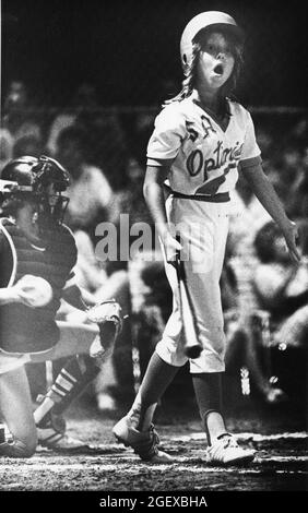 Bryan, Texas USA, circa 1978: La ragazza che gioca nella partita di baseball della Little League reagisce dopo essere scordata durante la partita di playoff. ©Bob Daemmrich Foto Stock