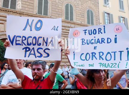 Firenze, Italia. 21 Agosto 2021. Poster visti alla protesta contro 'Green Pass', il certificato di vaccino Covid 19, Firenze, Italia, il 21 agosto 2021. Il Green Pass è attualmente obbligatorio per viaggiare in Italia e nell'UE e per entrare in luoghi come ristoranti, cinema, musei, ecc. in più di 20 città italiane, tra cui Roma, Torino, Milano, Napoli e molti altri, i dimostranti chiedono al governo di lasciare la gente libera di vaccinarsi o meno. I poster letti (da sinistra a destra): 'Shame Pass' e 'fuori strada bugiardi e corrotti uno'.(Elisa Gestri/Sipausa) Credit: Sipa USA/Alamy Live News Foto Stock