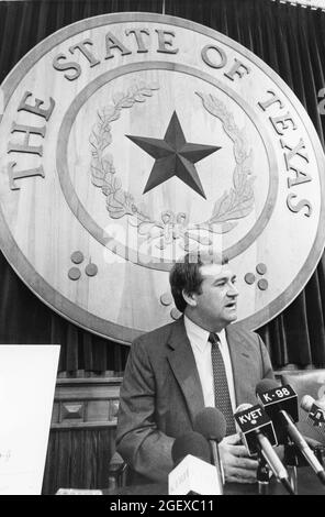 Austin Texas USA, circa 1983: Il procuratore generale del Texas Jim Mattox risponde alle domande durante una conferenza stampa al Campidoglio del Texas circa l'incriminazione di corruzione portata contro di lui. ©Bob Daemmrich Foto Stock