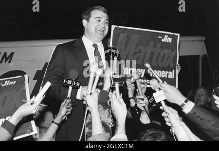 Austin Texas USA, circa 1983: Il procuratore generale del Texas Jim Mattox risponde alle domande durante una conferenza stampa sull'accusa di corruzione portata contro di lui durante la sua campagna di rielezione. ©Bob Daemmrich Foto Stock