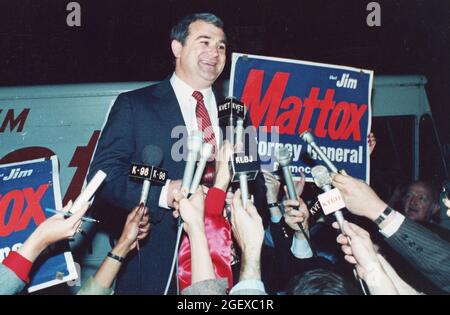 Austin Texas USA, circa 1983: Il procuratore generale del Texas Jim Mattox risponde alle domande durante una conferenza stampa sull'accusa di corruzione portata contro di lui durante la sua campagna di rielezione. ©Bob Daemmrich Foto Stock