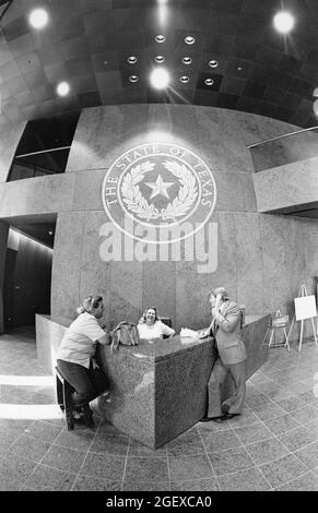 Austin Texas USA, circa 1993: Dipendenti dello stato del Texas al banco della reception nella lobby del William B. Travis Building al 17° e al Congresso. Foto Stock