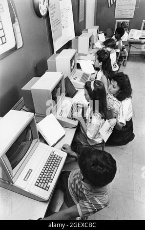 San Antonio Texas USA,1990: Studenti di quarta classe che utilizzano computer Apple in classe scolastica elementare. SIG. Es-0122 ©Bob Daemmrich Foto Stock