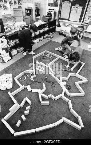 Austin Texas USA 1994: Gli studenti dell'asilo lavorano insieme in un'area di gioco creativa per costruire una recinzione per rettili di plastica in blocchi di legno nella loro classe alla scuola elementare di Lake Travis. ©Bob Daemmrich Foto Stock