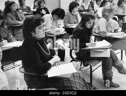 Austin Texas USA, circa 1989: Giornalisti universitari femminili che partecipano a un seminario di formazione. Foto Stock