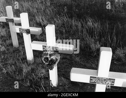 Midland Texas USA, circa 1992: Il monumento commemorativo sulla strada segna il luogo in cui i membri della famiglia sono stati uccisi da un conducente ubriaco in un incidente d'auto. ©Bob Daemmrich Foto Stock