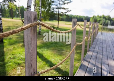 Gazebo in materiale naturale sul campo da golf, luogo di riposo. Foto Stock