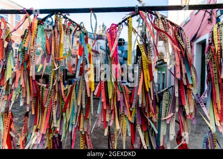 Souvenir strung su una rotaia di ferro. Pelourinho, Salvador, Bahia, Brasile. Foto Stock