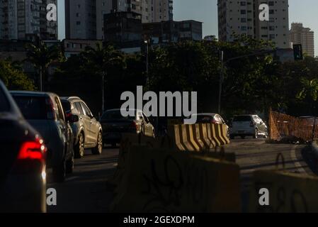 Salvador, Bahia, Brasile - 18 luglio 2021: Traffico pesante di auto nel tardo pomeriggio su una delle strade trafficate della metropoli. Foto Stock