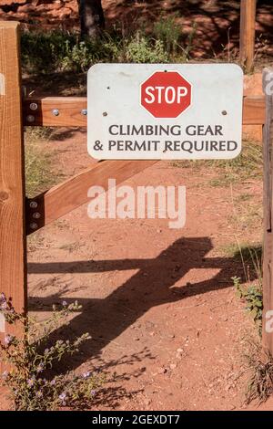 Barriera rustica in legno con cartello STOP Arramping Gear e permesso richiesti Foto Stock