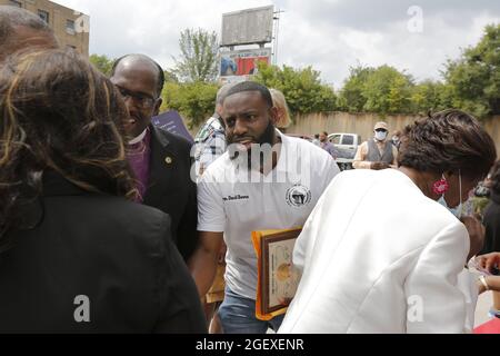 Milwaukee, Wisconsin, Stati Uniti. 21 Agosto 2021. Il Rappresentante dello Stato del Wisconsin decimo Distretto, DAVID BOWEN saluta un membro della Chiesa del Santo Redentore prima della cerimonia di taglio del nastro. I visitatori partecipano alla grande apertura dell'Istituto per la conservazione della Musica e delle Arti Africane Americane (IPAMA) al 3200 W. Hampton Avenue a Milwaukee, Wisconsin, sabato 21 agosto 2021. IPAMA è stato progettato per conservare la storia dei contributi artistici afro-americani nelle arti dello spettacolo e visive (Credit Image: © Pat A. Robinson/ZUMA Press Wire). Foto Stock
