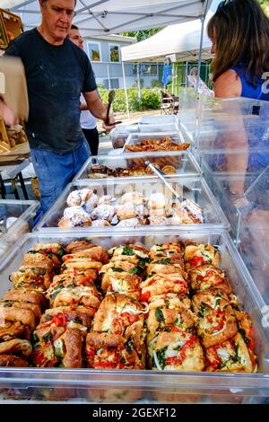 Clienti che acquistano prodotti da forno dalla panetteria artigianale Bodhi's presso il mercato agricolo di Qualicum Beach, British Columbia, Canada Foto Stock