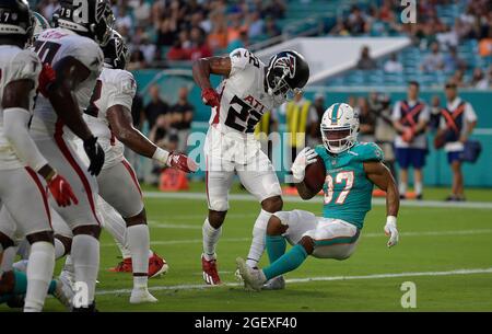 Miami Gardens, Stati Uniti. 21 Agosto 2021. Miami Dolphins running back Myles Gaskin, a destra, raggiunge la zona finale di fronte al Fabian Moreau degli Atlanta Falcons durante la prima metà di una partita di preseason all'Hard Rock Stadium di Miami Gardens, Florida, sabato 21 agosto 2021. I Delfini vinti, 37-17. (Foto di Michael Laughlin/South Florida Sun Sentinel/TNS/Sipa USA) Credit: Sipa USA/Alamy Live News Foto Stock