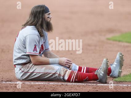 Cleveland, Stati Uniti. 21 Agosto 2021. Los Angeles Angels Brandon Marsh (16) si siede sul campo dopo essere stato taggato fuori dagli indiani di Cleveland Jose Ramirez (11) nell'ottava inning al campo progressivo in Cleveland, Ohio il sabato 21 agosto 2021. Foto di Aaron Josefczyk/UPI Credit: UPI/Alamy Live News Foto Stock