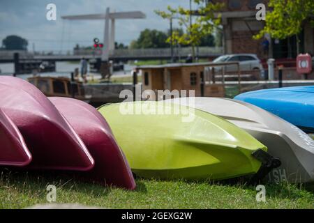 Loitz, Germania. 19 ago 2021. Le canoe sono ormeggiate sulle rive del Peene nel porto di Loitz. Varie compagnie di noleggio barche offrono visite guidate attraverso il Parco Naturale del Fiume Peene Valley. Il Peene, chiamato anche "Amazzonia del Nord”, è uno degli ultimi fiumi incontaminati della Germania. Si estende per circa 85 km dal lago Kummerow a est di Anklam, dove sfocia nel fiume Peene. Il Peene è considerato una "zona segreta" dagli appassionati di sport acquatici e dai turisti in barca a Mecklenburg-Vorpommern. Credit: Stefan Sauer/dpa/ZB/dpa/Alamy Live News Foto Stock