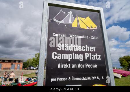 Loitz, Germania. 19 ago 2021. Vista sul porto di Loitz. Varie compagnie di noleggio barche offrono visite guidate attraverso il parco naturale Flusslandschaft Peenetal. Il Peene, chiamato anche "Amazzonia del Nord”, è uno degli ultimi fiumi incontaminati della Germania. Si estende per circa 85 km dal lago Kummerow a est di Anklam, dove sfocia nel fiume Peene. Il Peene è considerato una "zona segreta" dagli appassionati di sport acquatici e dai turisti in barca a Mecklenburg-Vorpommern. Credit: Stefan Sauer/dpa/ZB/dpa/Alamy Live News Foto Stock