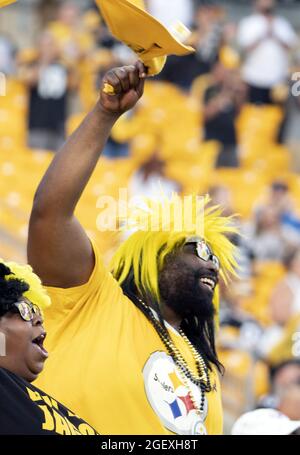 Pittsbugh, Stati Uniti. 21 Agosto 2021. Pittsburgh Steelers si accanirà nella squadra di casa prima dell'inizio della partita di preseason contro i Detroit Lions al Heinz Field il 21 agosto 2021 a Pittsburgh. The Steelers ha vinto 26-20 Foto di Archie Carpenter/UPI Credit: UPI/Alamy Live News Foto Stock