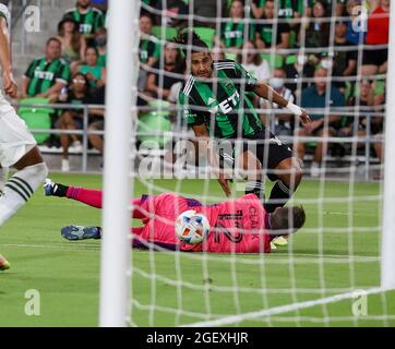 21 agosto 2021: Austin FC Forward Cecilio Dominguez (10) batte il portiere di Portland Timbers Steve Clark (12) ma non è in grado di segnare sul colpo durante una partita di calcio della Major League tra Austin FC e i Portland Timbers il 21 agosto 2021 ad Austin, Texas. (Credit Image: © Scott Coleman/ZUMA Press Wire) Foto Stock