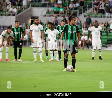 21 agosto 2021: Austin FC Forward Cecilio Dominguez (10) si prepara a prendere un calcio di punizione durante la prima metà di una partita di calcio della Major League tra Austin FC e i Portland Timbers il 21 agosto 2021 ad Austin, Texas. (Credit Image: © Scott Coleman/ZUMA Press Wire) Foto Stock