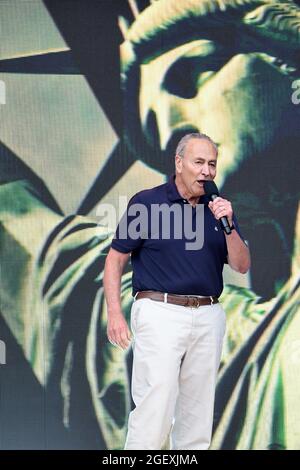 New York, NY, USA. 21 Agosto 2021. Il leader della maggioranza del Senato Chuck Schumer, sul palco in partecipazione per NOI AMIAMO NYC: Il Concerto Homecoming, il Grande prato in Central Park, New York, NY 21 agosto 2021. Credit: Kristin Callahan/Everett Collection/Alamy Live News Foto Stock