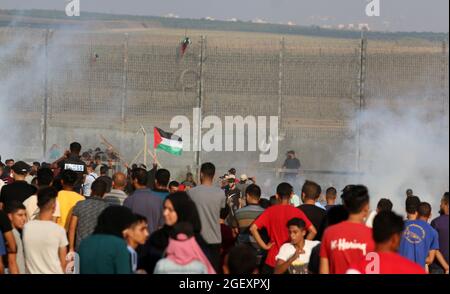 Gaza, Palestina. 21 Agosto 2021. I manifestanti palestinesi hanno visto al confine di Gaza durante una manifestazione lungo la recinzione con Israele. (Foto di Ahmed Zakot/SOPA Images/Sipa USA) Credit: Sipa USA/Alamy Live News Foto Stock