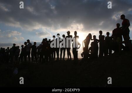 Gaza, Palestina. 21 Agosto 2021. I manifestanti palestinesi hanno visto al confine di Gaza durante una manifestazione lungo la recinzione con Israele. (Foto di Ahmed Zakot/SOPA Images/Sipa USA) Credit: Sipa USA/Alamy Live News Foto Stock