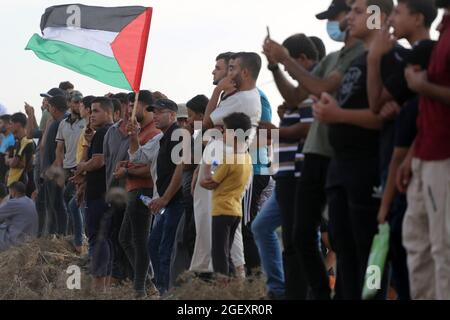 Gaza, Palestina. 21 Agosto 2021. I manifestanti palestinesi hanno visto al confine di Gaza durante una manifestazione lungo la recinzione con Israele. (Foto di Ahmed Zakot/SOPA Images/Sipa USA) Credit: Sipa USA/Alamy Live News Foto Stock