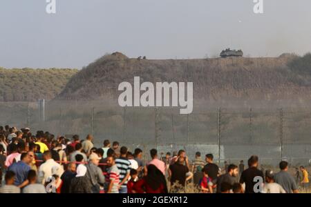 Gaza, Palestina. 21 Agosto 2021. I manifestanti palestinesi hanno visto al confine di Gaza durante una manifestazione lungo la recinzione con Israele. (Foto di Ahmed Zakot/SOPA Images/Sipa USA) Credit: Sipa USA/Alamy Live News Foto Stock