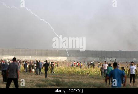 Gaza, Palestina. 21 Agosto 2021. I manifestanti palestinesi hanno visto al confine di Gaza durante una manifestazione lungo la recinzione con Israele. (Foto di Ahmed Zakot/SOPA Images/Sipa USA) Credit: Sipa USA/Alamy Live News Foto Stock