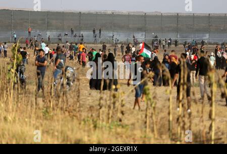 Gaza, Palestina. 21 Agosto 2021. I manifestanti palestinesi hanno visto al confine di Gaza durante una manifestazione lungo la recinzione con Israele. (Foto di Ahmed Zakot/SOPA Images/Sipa USA) Credit: Sipa USA/Alamy Live News Foto Stock