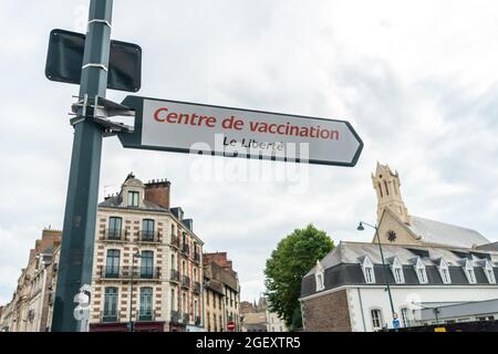 Il centro di vaccinazione segno a Rennes città di Francia contro un cielo nuvoloso Foto Stock